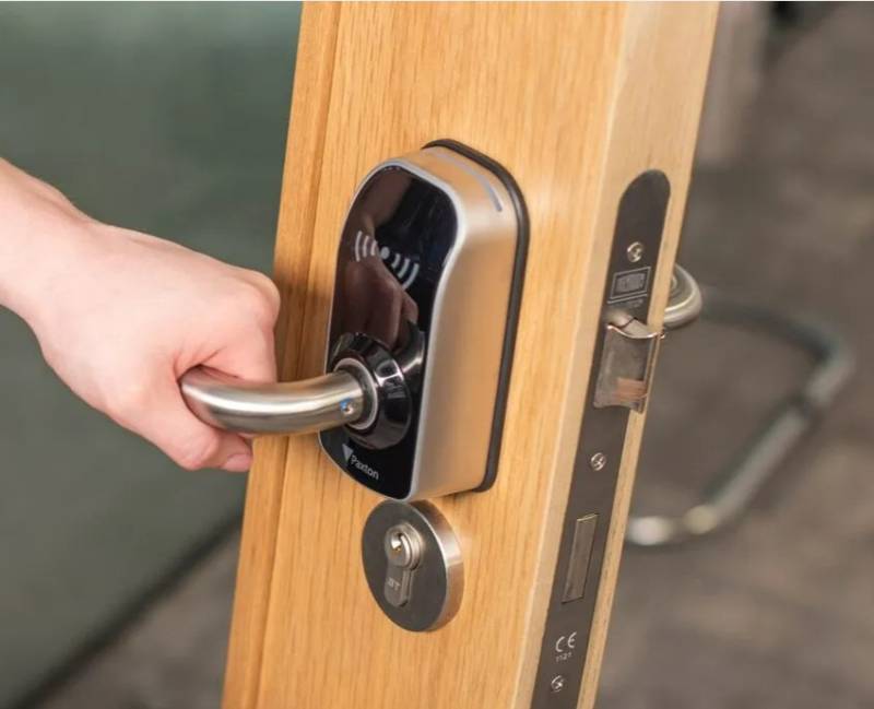 Contrôle d'accès sans fil et intelligent avec lecteur de badges ou de cartes intégré dans une poignée élégante – Net2 PaxLock